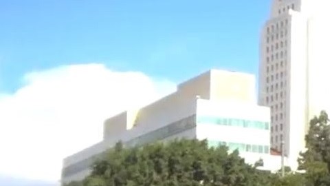 Estacionarse delante de un hidratante le obstruye el acceso a los bomberos.