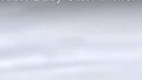 La nutria salvaje limpia a su recién nacido.