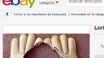 Los curiosos guantes con un agujero en el centro es blanco de burlas y risas en las redes sociales