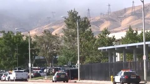 Agentes del sheriff del condado de Los Ángeles acudieron a la escena del crimen.