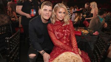 Chris Zylka junto a su prometida, Paris Hilton.