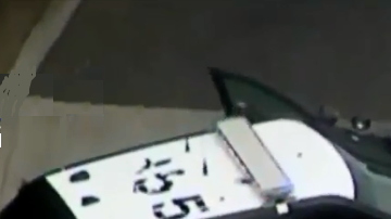 Dos vehículos de CHP inmovilizaron el Audi robado, pero él siguió eludiendo a la policía.