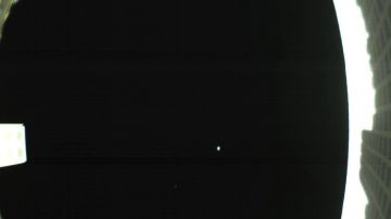 El pequeño punto azul es la imagen de la Tierra captada por MarCO-B el 9 de mayo. NASA/JPL-Caltech