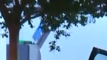 Los oficiales fueron trasladados a un hospital local tras el accidente.