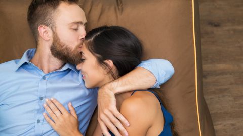 La mayoría de las mujeres prefieren recibir besos, abrazos, caricias y palabras dulces y amorosas en lugar de regalos materiales.