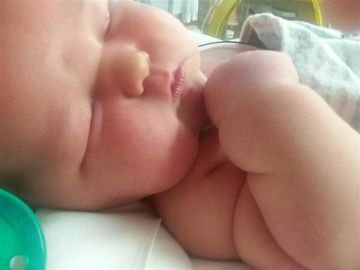 Un bebé de más de 13 libras deja atónitos a los padres y médicos.