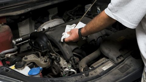 revisión_nivel_aceite_auto_shutterstock_707073145