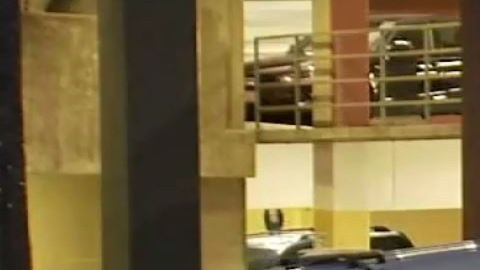 Autoridades indagan en la escena del crimen.