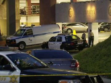 Autoridades indagan en la escena del crimen.