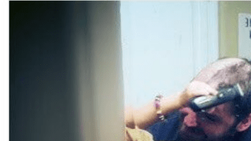 Un padre deja que su hija le afeite la cabeza para solidarizarse con su alopecia.