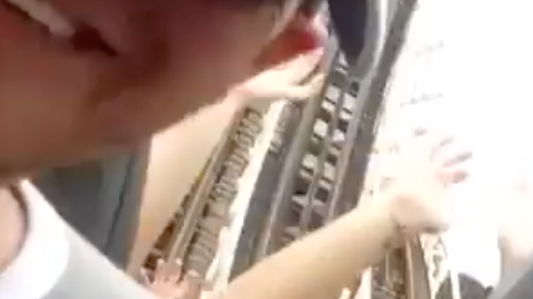 Un niño de 10 años reacciona así a subirse  una montaña rusa.
