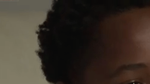 Este niños sufrió discriminación racial por parte de su profesora.