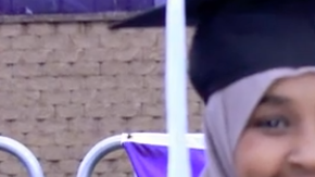 Zeinab Abdalla recogiendo su diploma después de dar a luz.