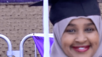 Zeinab Abdalla recogiendo su diploma después de dar a luz.