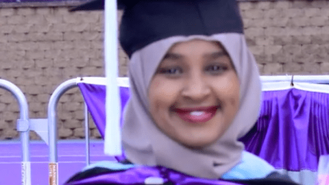 Zeinab Abdalla recogiendo su diploma después de dar a luz.