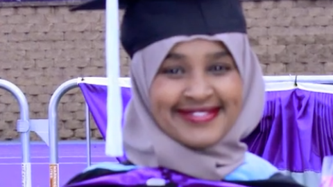 Zeinab Abdalla recogiendo su diploma después de dar a luz.