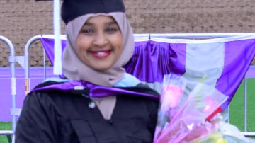 Zeinab Abdalla recogiendo su diploma después de dar a luz.