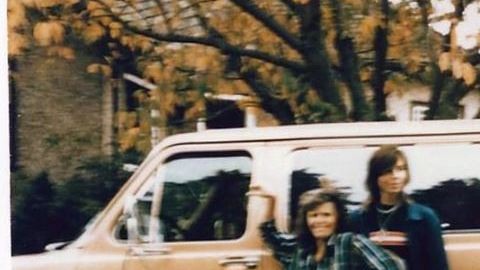 La última vez que alguien vio a  los jóvenes fue en noviembre de 1987, en Bremerton, Washington. Ellos viajaban en esta furgoneta Ford Club Wagon.