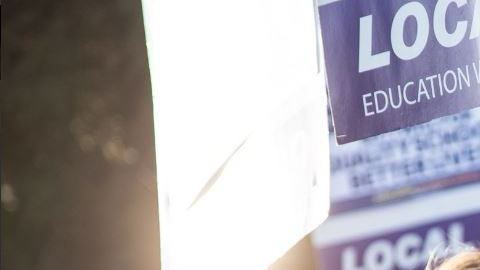 En las pancartas que llevan los trabajadores se lee: "No quiero hacer huelga, pero lo haré por (...) una mejor calidad de vida".