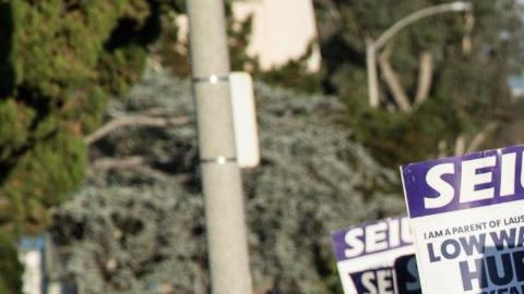En las pancartas que llevan los trabajadores se lee: "No quiero hacer huelga, pero lo haré por  (...) una mejor calidad de vida".