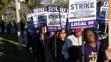 En las pancartas que llevan los trabajadores se lee: "No quiero hacer huelga, pero lo haré por  (...) una mejor calidad de vida".
