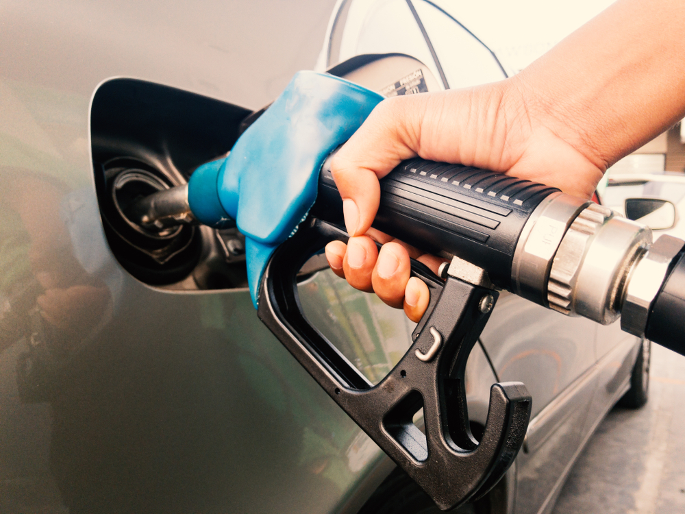 Las empresas automotrices han realizado ajustes a sus autos para que la gente gaste menos en combustible.