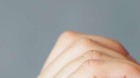 Comerse la piel de alrededor de las uñas tiene riesgos mortales.