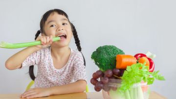 niña comiendo vegetales