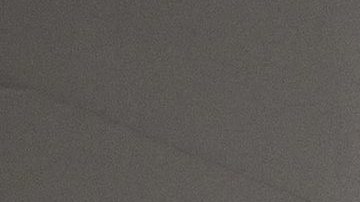 Un residente del condado de Napa revisa el edificio de correos tras un terremoto de 6.0. en 2014.