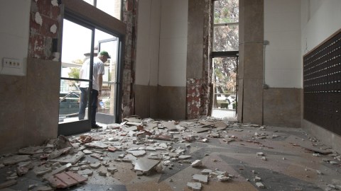 Un residente del condado de Napa revisa el edificio de correos tras un terremoto de 6.0. en 2014.