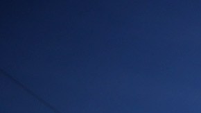 Trabajadores instalan paneles solares en el techo de una casa en San Rafael, California.