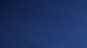 Trabajadores instalan paneles solares en el techo de una casa en San Rafael, California.