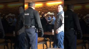 El video de hombres detenidos en un Starbucks se volvió viral.