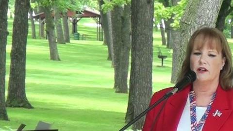 Susan Tully, directora nacional de FAIR, dando un discurso en el estado de Nebraska.