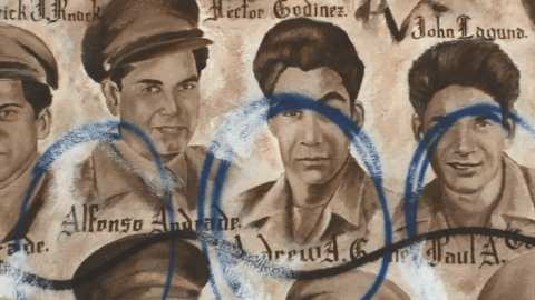 El mural "Héroes entre nosotros", ahora vanzalizado, fue pintado por Carlos Aguilar.