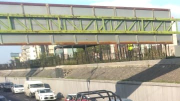 Los delincuentes arrojaron el cadáver una vía rápida.