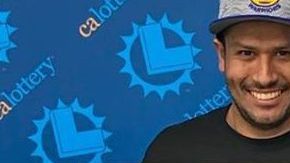 Geovany Wave con su premio millonario de la lotería.