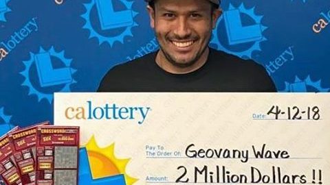 Geovany Wave con su premio millonario de la lotería.