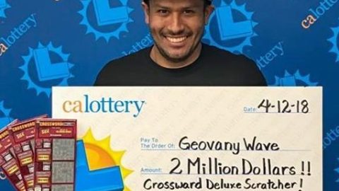 Geovany Wave con su premio millonario de la lotería.