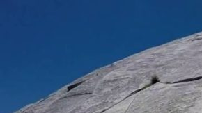 El pintoresco Half Dome se eleva a casi 5,000 pies sobre el valle de Yosemite.