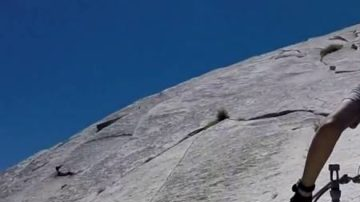 El pintoresco Half Dome se eleva a casi 5,000 pies sobre el valle de Yosemite.