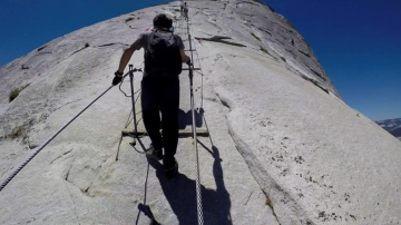 El pintoresco Half Dome se eleva a casi 5,000 pies sobre el valle de Yosemite.