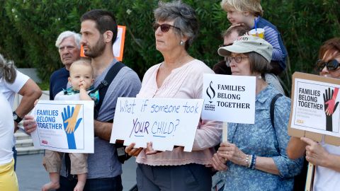 Activistas piden cesar la separación de familias migrantes.
