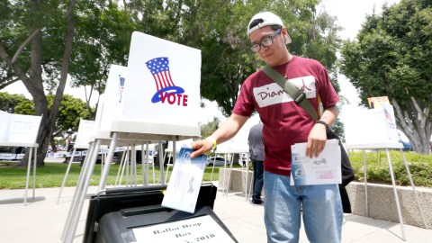Carlos López de la secundaria Mendez vota en la oficina del registro del condado. (Aurelia Ventura/La Opinion)