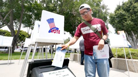 Carlos López de la secundaria Mendez vota en la oficina del registro del condado.  (Aurelia Ventura/La Opinion)