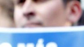 Activistas protestan por la separación de familias inmigrantes.