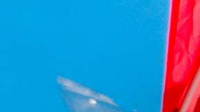 Una niña deposito dinero en una caja de recaudación de fondos para ayudar a Joshua Casillas. (Aurelia Ventura/La Opinion)