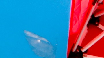 Una niña deposito dinero en una caja de recaudación de fondos para ayudar a Joshua Casillas. (Aurelia Ventura/La Opinion)