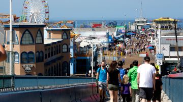 06/08/18 / LOS ANGELES/ The Santa Monica Pier has landed on the Beach Bummer list according to a new report released by the environmental group Heal the Bay. (Aurelia Ventura/La Opinion)