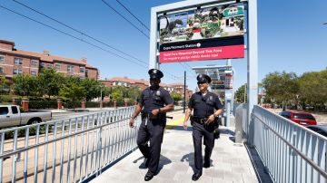 Agentes del LAPD patrullan una parada de Metro. (Aurelia Ventura/La Opinion)